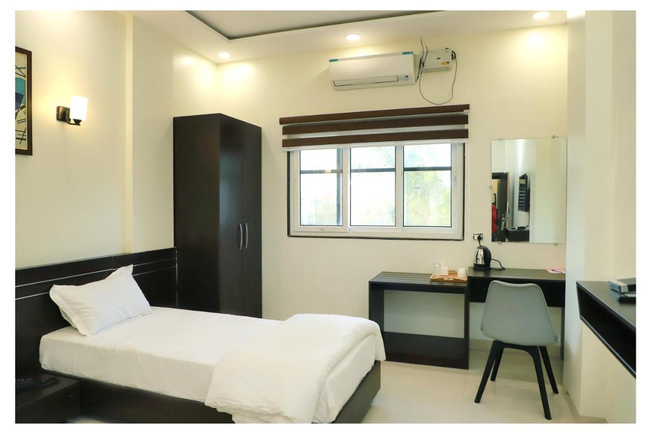 Hotel Opal Plaza Executive Waluj Buzurg المظهر الخارجي الصورة